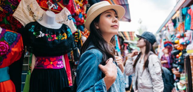 Traveler,Shopping,In,The,Traditional,Market,And,Thinking,What,To