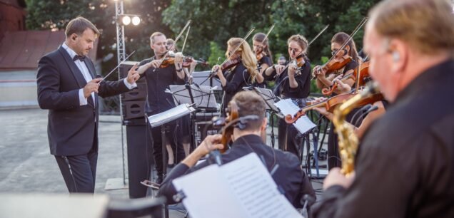 Conductor,Directing,Orchestra,Performance,On,Outdoor,Stage